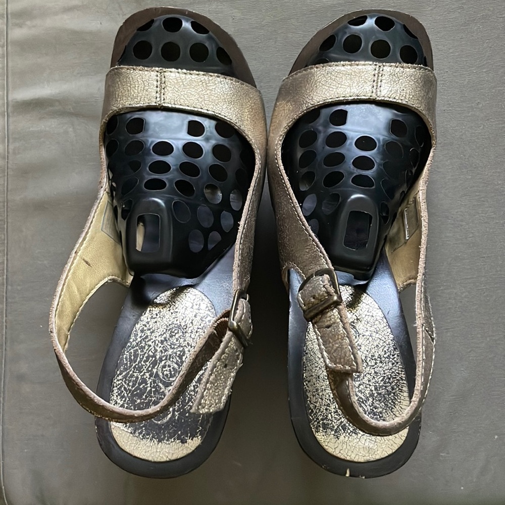 RUSTIC 💛💛GOLD🤎🤎 WOODEN PLATFORM with BRONZE STUDS….SANDALS!